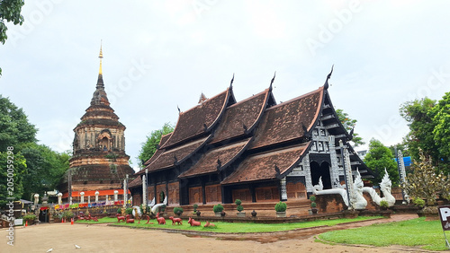Obraz na płótnie The majestic and ancient brick chedi of Wat Lok Moli temple, a historical Lanna-style monument nestled in the heart of Chiang Mai, Thailand, showcasing exquisite traditional craftsmanship