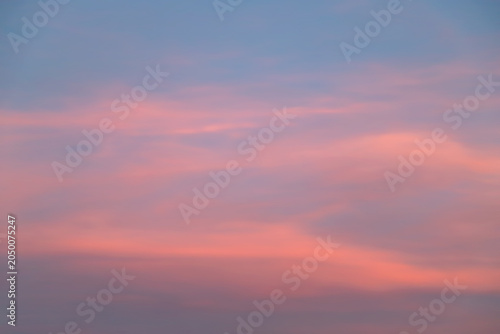 Fotografie Vivid sunset sky with dramatic clouds showcasing warm orange hues blending into cool blues
