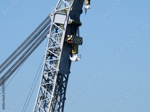 Canvastavla A massive mechanical arm with a 5200T weight lifting indicator