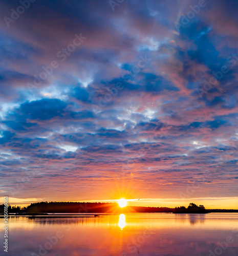 Sonnenaufgang am bottnischen Meer in Schweden