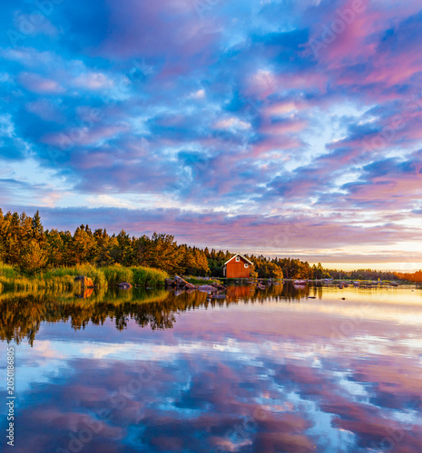 Rotes Haus an einem See in Schweden