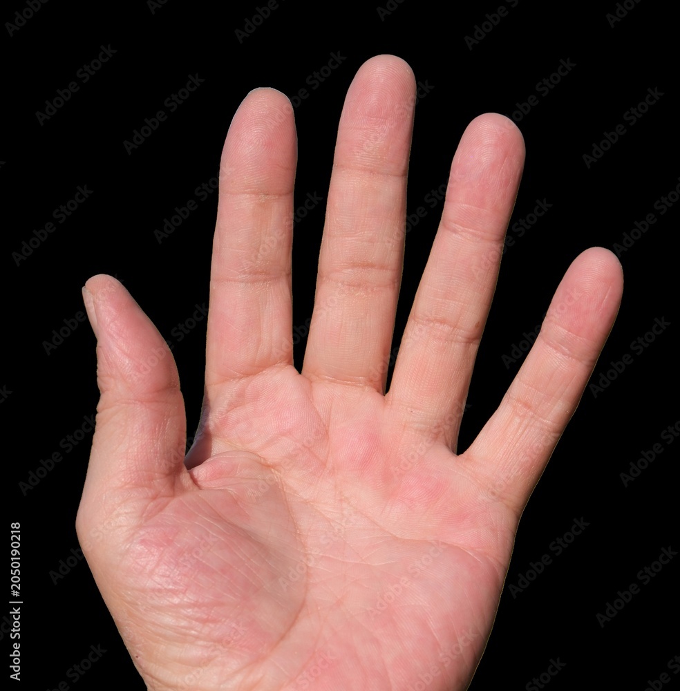 © stefan rohner - Ausgetreckte männliche Hand Innenseiten Handfläche von einem Mann ab 50 Jahren isoliert vor schwarzem Hintergrund