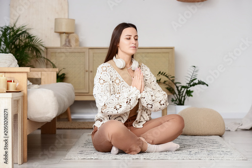 Young woman meditating on c...