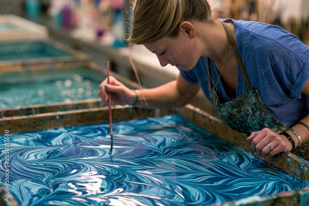 Obraz premium Creative Process of Marbling Artwork in Blue: Masterclass on Fluid Art Techniques in Contemporary Art Studio