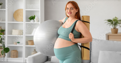 Sporty pregnant woman with ...