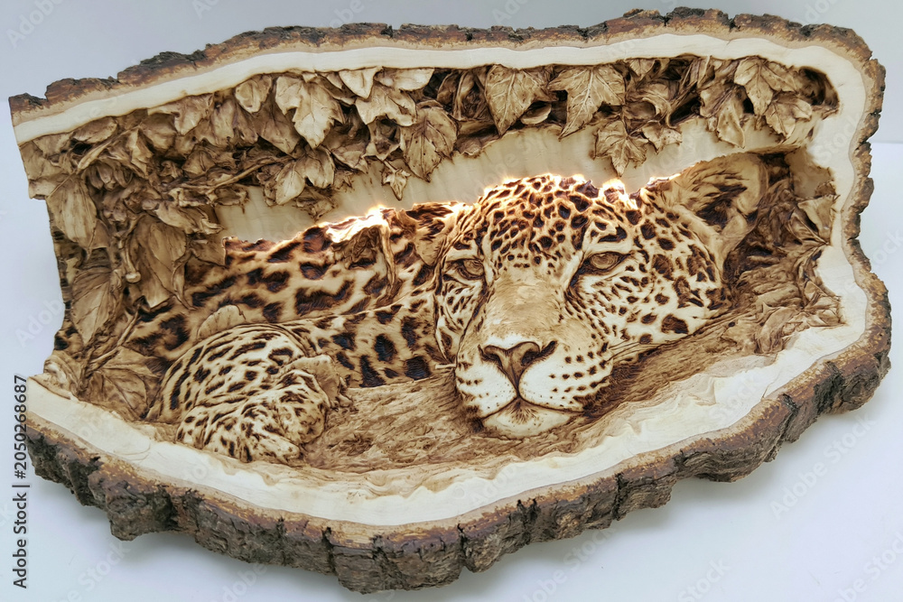 Obraz premium Realistic Leopard Wood Carving: Artistic Wildlife Sculpture for Unique Rustic Decor & Interior Design