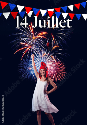 Femme en robe blanche et bonnet phrygien célébrant le 14 juillet avec feux d'artifice et guirlande tricolore - fond noir uni