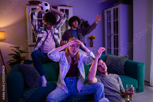 Foto Friends watching soccer match feeling disappointment