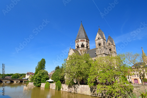 Foto Temple Neuf under a clear sky in Metz, France, May 10, 2024
