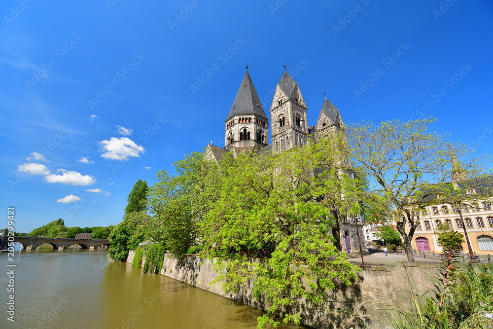 Obraz premium Temple Neuf under a clear sky in Metz, France, May 10, 2024