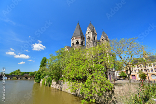 Quadro su tela Temple Neuf under a clear sky in Metz, France, May 10, 2024