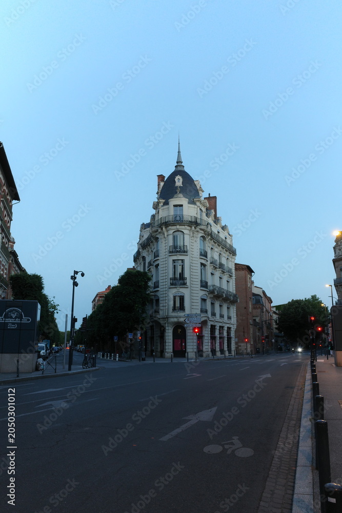 Obraz premium Haussmann style building corner street intersection architectural planning