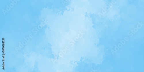 Foto Light blue watercolor wash background with soft blended cloud like texture and s