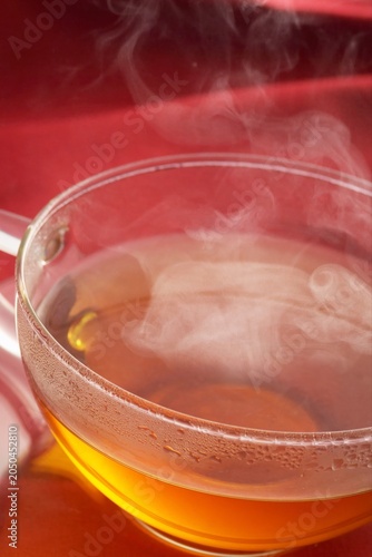 湯気が立つガラスのカップに入った温かい紅茶