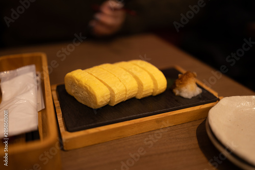 Obraz na płótnie Japanese rolled omelet tamagoyaki served on a plate in a restaurant 식당에서 접시에 정갈하