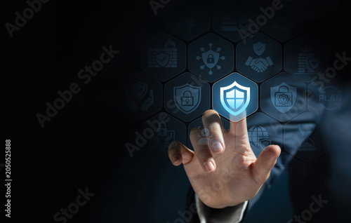 Φωτογραφία Insurance Underwriter hands holding application form Insurance risk assessment policy pricing claims network connections regulatory compliance solvency reserving premium