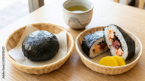 具だくさんの山賊おにぎりと温かい緑茶でいただく和風ランチ