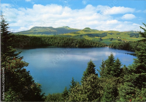 L'AUVERGNE .LE LAC PAVIN.ALT.1197 M.PROFONDEUR 92M. SUPERFICIE 44 HA.FRANCE.