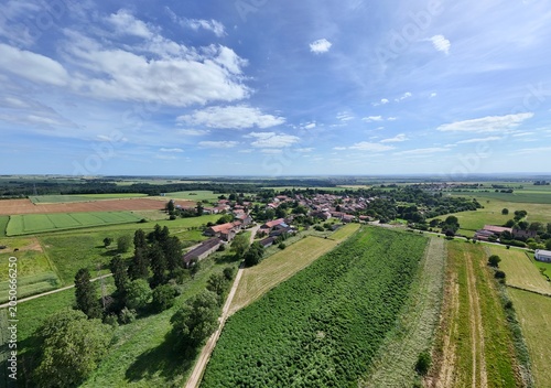 vue aérienne panoramique du village de Ville-au-Montois, en Meurthe-et-Moselle, Lorraine. Petite commune rurale avec ses habitations et ses bâtiments, ses champs et ses cultures agricoles.
