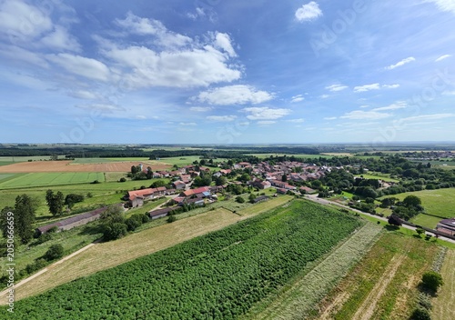 vue aérienne panoramique du village de Ville-au-Montois, en Meurthe-et-Moselle, Lorraine. Petite commune rurale avec ses habitations et ses bâtiments, ses champs et ses cultures agricoles.