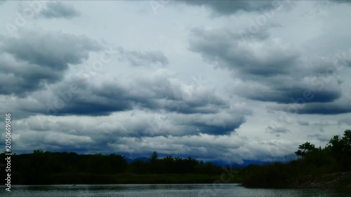 曇天の空と流れる雲