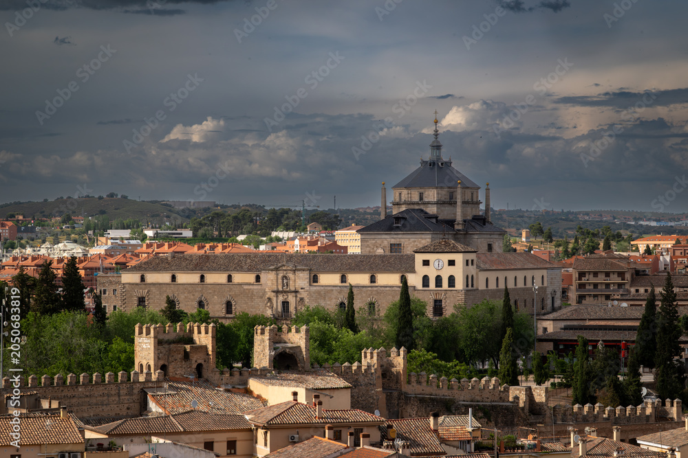 Fototapeta premium Calle histórica con arco en el casco antiguo de Toledo, España 