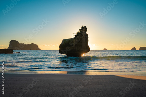 Foto The bay at dawn and the silhouette of the peculiar reefs