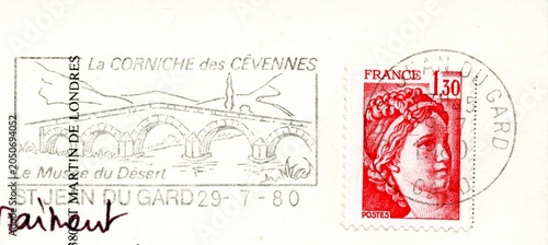 Un timbre FRANCE avec un tampon LA CORNICHE DES CÉVENNES.LE MUSÉE DU DÉSERT.ST JEAN DU GARD.29.7.80.