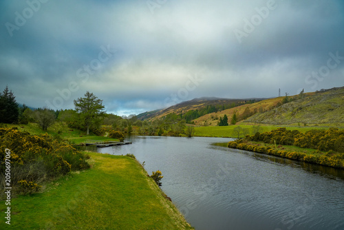 Foto A wide, calm stretch of the Caledonian Canal—an artificial waterway in Scotland—with no locks