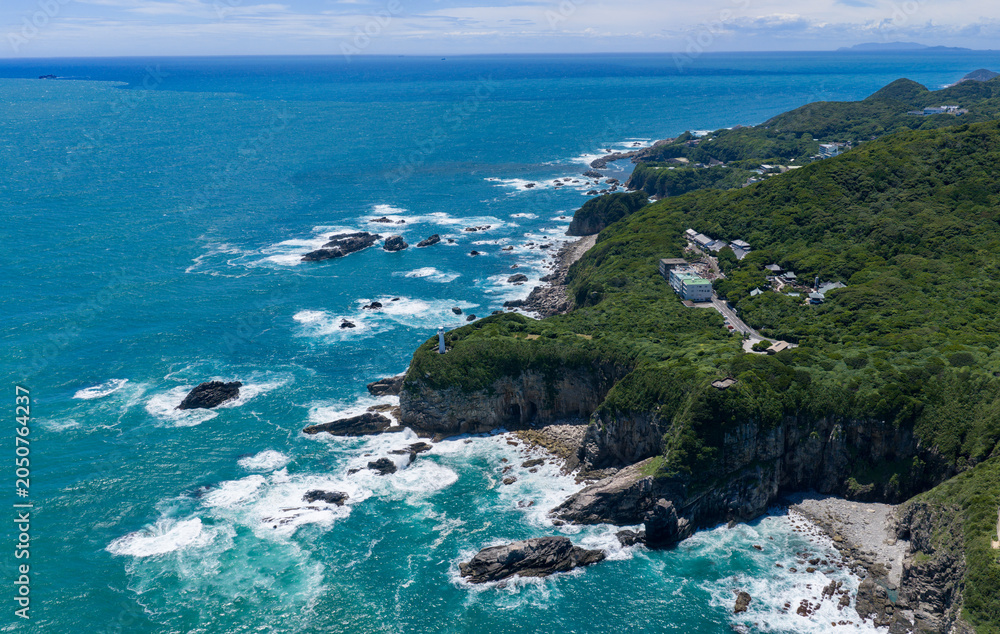 Fototapeta premium 高知県・足摺岬灯台と断崖の岩礁海岸を望む空撮風景