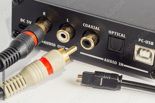 Foto Close-up of RCA connectors plugged into an audio device and an optical cable