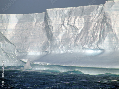 Foto a  huge, striated tabular icebergs  with crashing waves near esperanza base in t