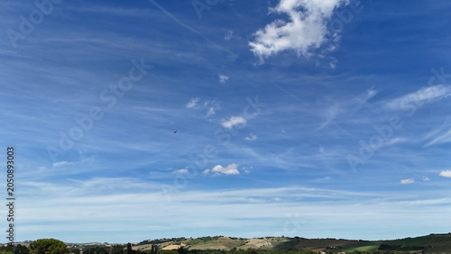 Canvas-taulu Colline verdi riprese in ampia panoramica sotto un cielo azzurro con nuvole bian