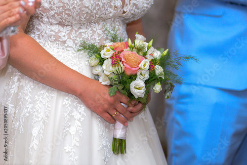 Foto A close-up shot of a Biedermeier in the hands of a young woman whose face cannot be seen