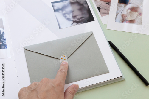 Quadro em tela Sealing keepsake envelope in baby memory album