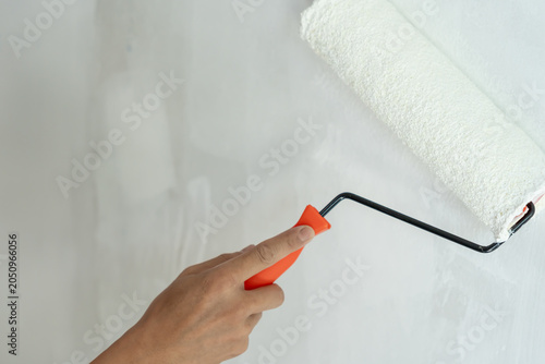 Foto painter man, brush in hand for products to restore and paint the wall, indoor th