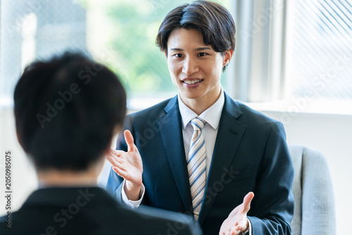 オフィスで商談するビジネスマン