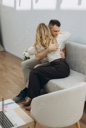 Canvas-taulu Couple embracing during therapy session, receiving support