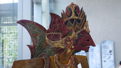Fotografía Traditional wayang puppet figure with intricate patterns and vibrant craftsmanship displayed indoors