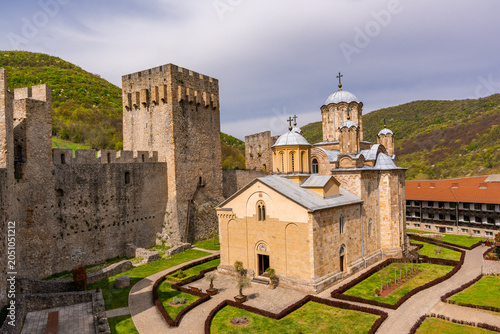 Foto The medieval church of Holy Trinity and Despot tower inside the fortified Manasija monastery complex near Despotovac