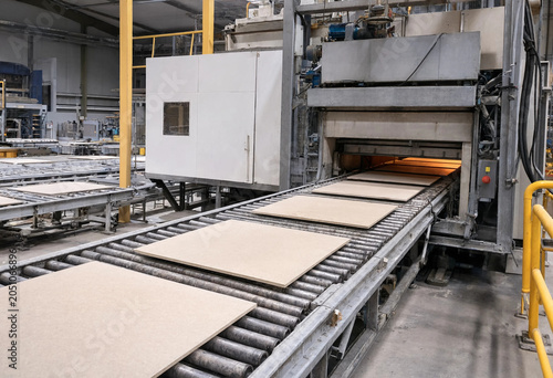 Cuadro en lienzo Industrial production line with large ceramic tiles moving along a metal roller