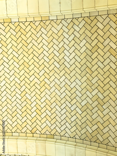 Foto View of herringbone pattern tiles on a ceiling in a historic building during day