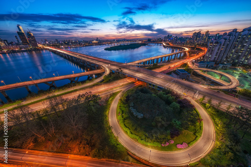 Fotografía Stunning twilight night view of Cheongdam Bridge and cloverleaf highway interchange with vibrant traffic light trails over the Han River, Seoul, South Korea