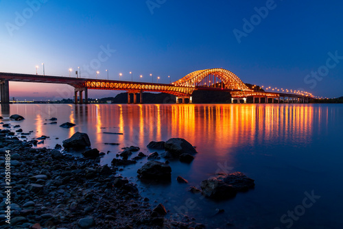Foto Scenic night view of the architectural steel arch steel truss Banghwa Bridge lit
