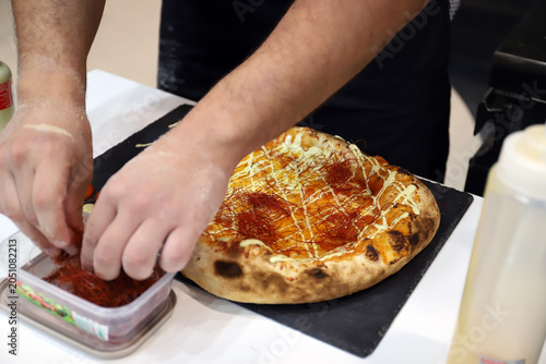 Konstfotografi elaboración de pizza por maestro pizzero
