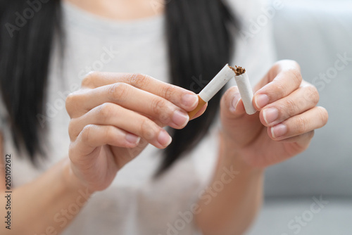 Φωτογραφία Close-up people destroy the tobacco and has the willpower to quit smoke
