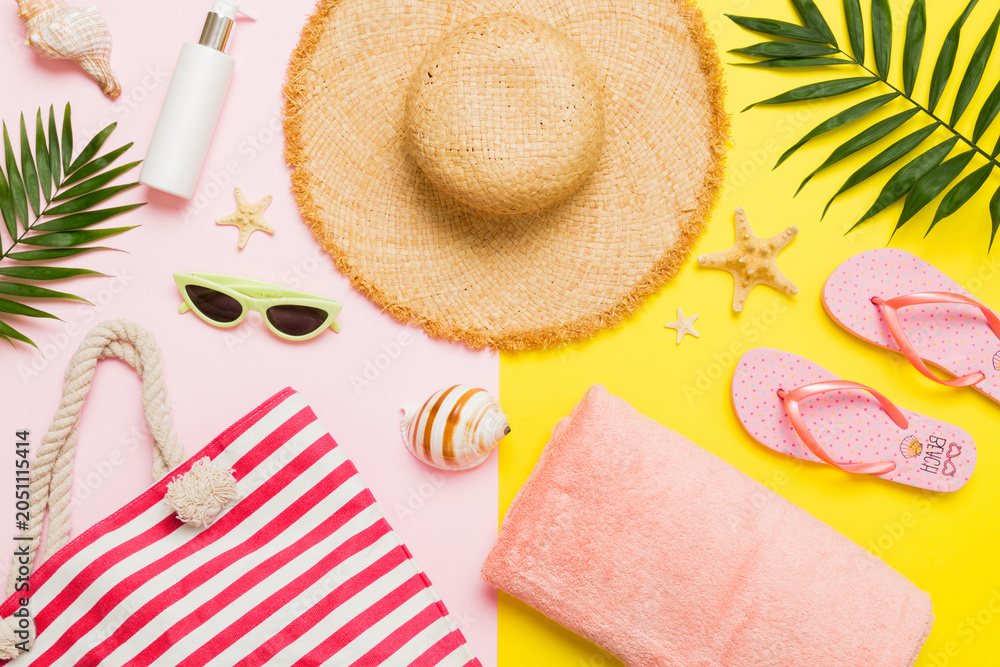 Obraz premium Composition with stylish beach accessories on colored background, top view. Beach fashion flat lay, summer concept. Trendy colors