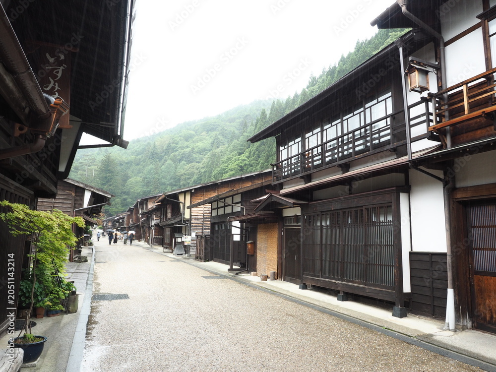 Fototapeta premium 奈良井宿の格子の町家が続く街道