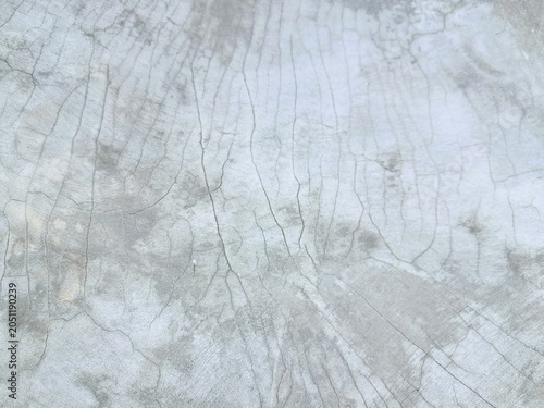 Photos Cracked gray concrete wall background with hairline cracks pattern, perfect for modern industrial urban design or architectural material defect report