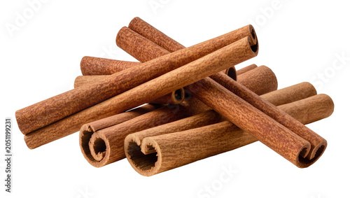 Foto Pile of cinnamon sticks with rough texture and warm brown color